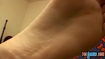 Preview 4 of Sex Lanken - Athletic gay Gauge rubbing feet and big cock solo