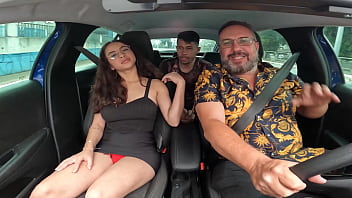 Preview 1 of Sanleon Sex Video - Laurinha Alice entra com o marido na carona e d&aacute_ o c&uacute_ para o Ted enquanto chupa o marido