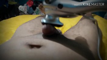 Preview 3 of Desi Xx Download - Novinho gozando com massageador