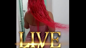 Preview 2 of Indian Geetha Aunty - Vem me espiar tomando banho