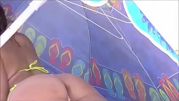 Preview 2 of 89comxxx Videos Taem 10 Mi - Se deja meter mano por extra&ntilde_o mientras el marido la graba en secreto Playa Nudista.  Nude beach voyeur