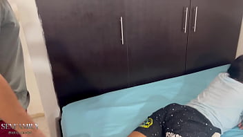 Preview 1 of Japan Family Porno Tabbo - Le quito mi camisa a mi peque&ntilde_a hermanastra para verle sus tetas y venirme encima&nbsp_de&nbsp_ellas.