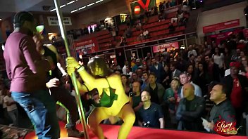 Preview 1 of Porn Gay Indian - Veronica Rossi sul palco prende una persona dal pubblico e se lo scopa e si fa sborrare addosso.