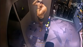 Preview 2 of Piranha Sex Sence - Maycon bbb19 tomando banho