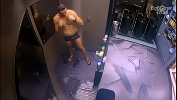 Preview 1 of Piranha Sex Sence - Maycon bbb19 tomando banho