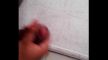 Preview 2 of Les Puritains De Madame Britt - Masturbandome en la ducha