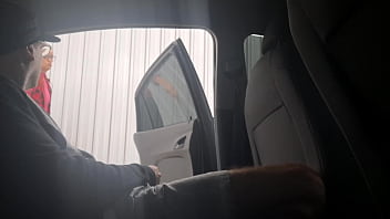Preview 1 of Vhdeos Fisting - Punheta arriscada na rua para estudante que estava no ponto de &ocirc_nibus.