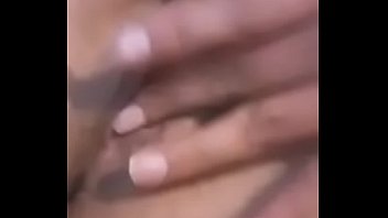 Preview 1 of Anal Quastcom - Se masturba con los dedos y se corre