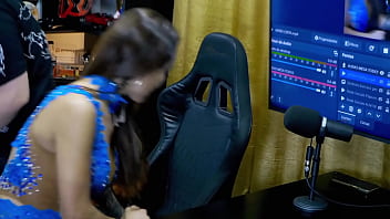 Preview 2 of Nanny Naomi Woods - Belinha Baracho ficou de quatro na mesa do Podcast e mostrou seu rab&atilde_o com detalhes,  o Ruan se aproveitou muito! - P&aacute_pum no Barraco!