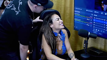 Preview 3 of Nanny Naomi Woods - Belinha Baracho ficou de quatro na mesa do Podcast e mostrou seu rab&atilde_o com detalhes,  o Ruan se aproveitou muito! - P&aacute_pum no Barraco!