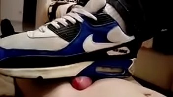 Preview 3 of Virgin Frist Fuk Xxx - Pisando gostoso de t&ecirc_nis Nike Air Max no pau do amigo