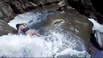Preview 2 of Sennyl Lorn Mp4 Wwwxxx Do Com - Lilyan se da un chapuz&oacute_n muy atrevido al borde de una cascada