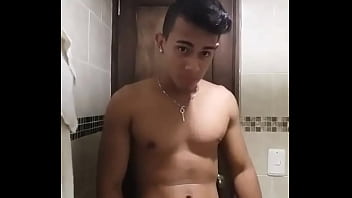 Preview 4 of Mega Small Footjob - Safadinho exibindo o corpo