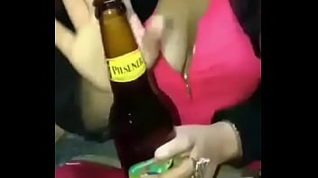Preview 1 of Swing 110 - Putinha morena batendo uma pra garrafa de breja e depois lambendo a espuma