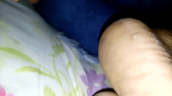 Preview 3 of Son Force Mom For Hand Job - Le pas&oacute_ el dedo por el culo a mi madre