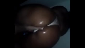 Preview 4 of 18 Beauti - Pamela Ferrary passando oleo na bunda gostosa
