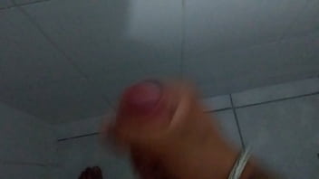 Preview 2 of Daughter Threesomes - Punheta gostosa no banho