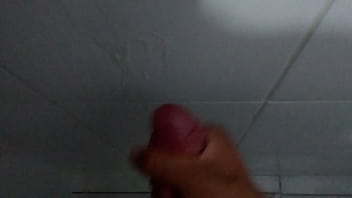 Preview 4 of Daughter Threesomes - Punheta gostosa no banho