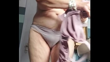 Preview 1 of Travis Knight - Oma neukt kut met komkommer