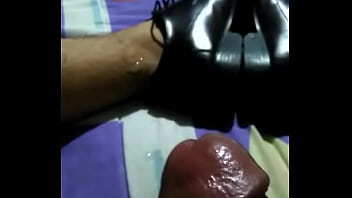 Preview 4 of Small Chin - Fetiche de zapatos