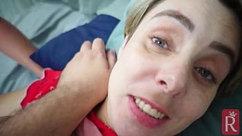 Preview 2 of Brazzer Steps Sisters - POV - MEU MARIDO LEVOU UM AMIGOU PARA ME COMER NO PELO! - POV - MY HUSBAND TOOK A FRIEND TO FUCK ME IN THE HAIR!