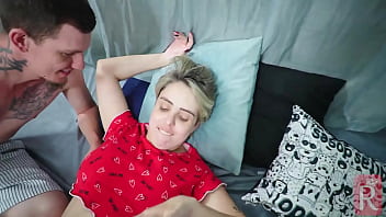Preview 1 of Brazzer Steps Sisters - POV - MEU MARIDO LEVOU UM AMIGOU PARA ME COMER NO PELO! - POV - MY HUSBAND TOOK A FRIEND TO FUCK ME IN THE HAIR!