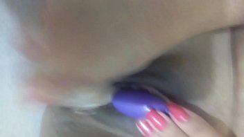 Preview 2 of Transgender Porn Videos - Esposa se tocando com vibrador e pica de b.