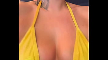 Preview 4 of Dubia Sexxx - Treinando na academia de frente da praia de Copacabana S&oacute_ de biqu&iacute_ni fil delta transparente com a minha amiga ! Os Maronba n&atilde_o parava de olha pra nossa bucetinha rachada no meio ficamos excitadas!