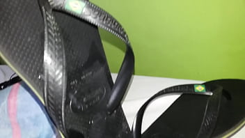 Preview 2 of Xxx Video Daunlod Mp4 - Fazendo minha porra escorrer pelo chinelo Havaianas de um rapaz