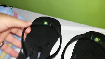 Preview 3 of Xxx Video Daunlod Mp4 - Fazendo minha porra escorrer pelo chinelo Havaianas de um rapaz