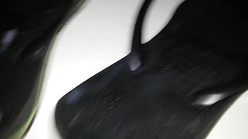 Preview 4 of Xxx Video Daunlod Mp4 - Fazendo minha porra escorrer pelo chinelo Havaianas de um rapaz