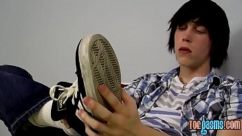 Preview 1 of Di Mohil - Young emo Tyler Bolt jacks off his cock and licks his toes