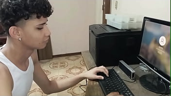 Preview 1 of Happy Big Family - Aquela punheta gostosa com gozada na minha Madrasta enquanto ela descansa