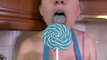 Preview 3 of Sex Kipnadend - Brunette sucks on a lollipop in high heels