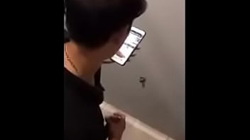 Preview 2 of Xnxx Com Pashto - Trai đẹp cu to thủ d&acirc_m trong WC LOTTERIA
