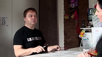 Preview 1 of Mother And Granny Fuck Son - Una coppia entra per la prima volta in un club SPA di scambisti. Alla scoperta di un mondo inaspettato