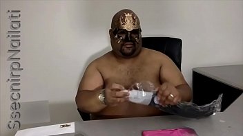 Preview 2 of Punheta Desconhecido - A brown man unboxing a new toy.