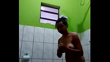 Preview 2 of Open White Pussa - Novinha brasileira tomando banho