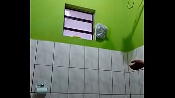 Preview 1 of Open White Pussa - Novinha brasileira tomando banho