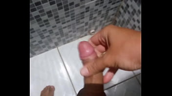 Preview 3 of Mom Fuckin Video - Gozando no banho