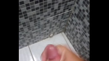 Preview 4 of Mom Fuckin Video - Gozando no banho