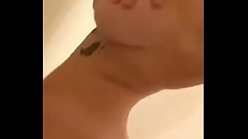 Preview 4 of Virgin Apetube - sexy mona en el ba&ntilde_o