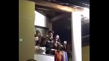 Preview 2 of Mormong Sex - TOMANDO BANHO DE CHANDON EM PORTO