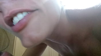 Preview 3 of Wild Girl Vs Grandpa - Raquel gostosa cuspindo na boca do corno