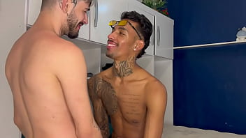 Preview 4 of Jorhat Xxx Videos - UM CHUPANDO O OUTRO BEM GOSTOZINHO