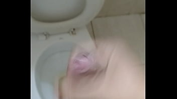 Preview 1 of Slimsex - Pauzudo gozando muito leite no banheiro p&uacute_blico