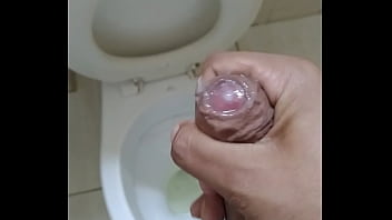Preview 4 of Slimsex - Pauzudo gozando muito leite no banheiro p&uacute_blico