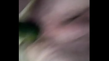 Preview 2 of Www Xxx 3x - Brincando com um pepino bem grande e grosso