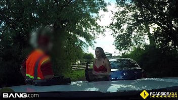 Preview 2 of Latina Julz Gotti Xvideo - Roadside - cheating girlfriend sucks off mechanic outdoors