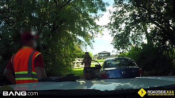 Preview 1 of Latina Julz Gotti Xvideo - Roadside - cheating girlfriend sucks off mechanic outdoors